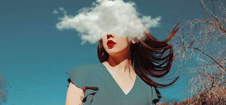 Montage photo d'une femme avec les yeux couverts d'un nuage