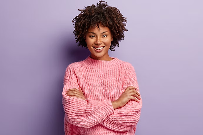 Portrait d'une femme avec un pull rose