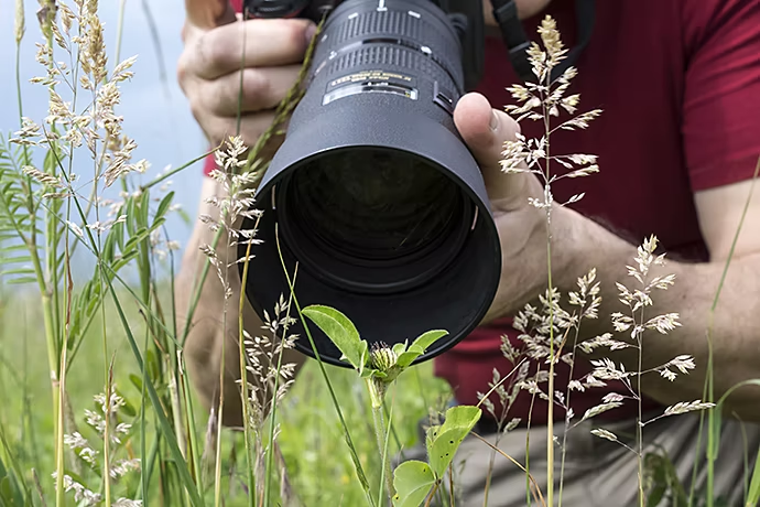 Photographe qui prend une photo macro