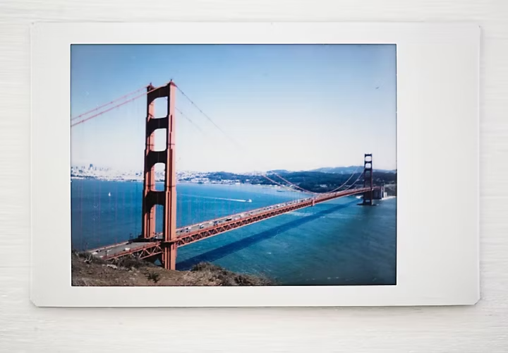 Photo du Golden Gate Bridge sur zone de travail blanche