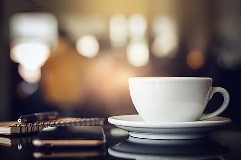 Photo publicitaire d'une tasse avec effet bokeh