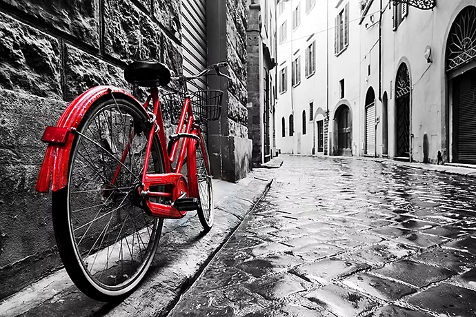 a-bicycle-on-a-narrow-street-in-italy-in-black-and-white