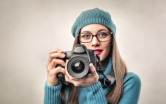 Portrait d'une photographe avec son appareil photo