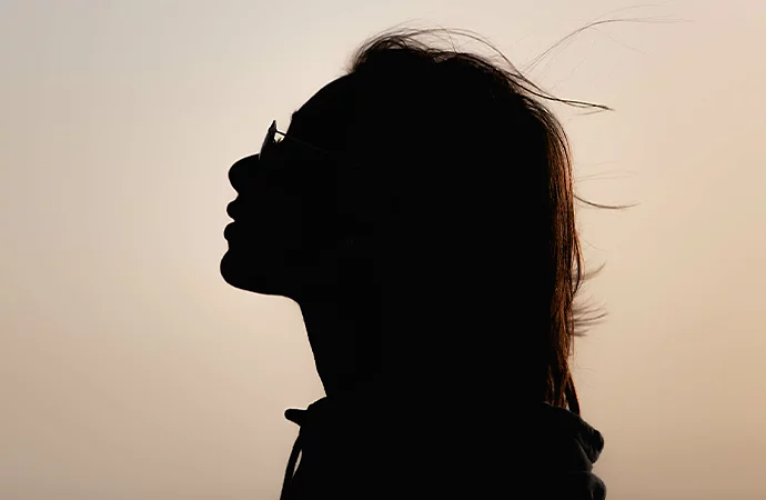 Silhouette d'une personne portant des lunettes de soleil