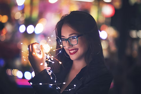 Effet bokeh constitué de petites lumières sur la photo d'une femme