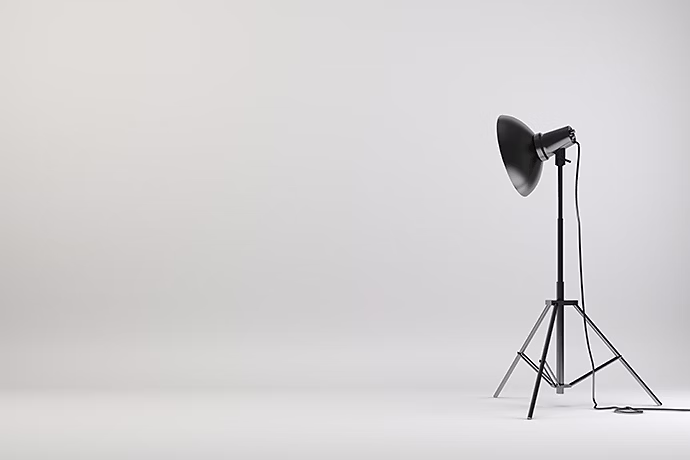 Un projecteur installé dans un studio photo