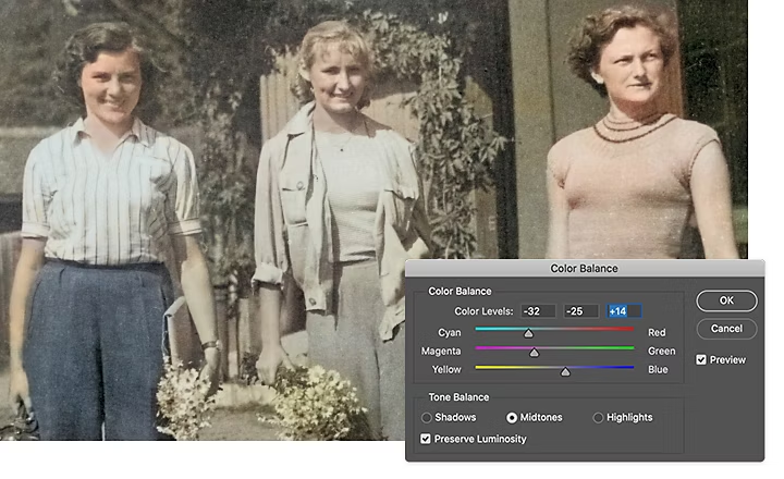 Fenêtre Balance des couleurs d’Adobe Photoshop superposée à l’image de trois femmes posant debout dans un jardin