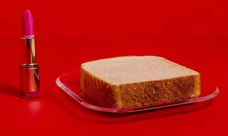 Photographie de portrait d'une tranche de pain et un rouge à lèvres