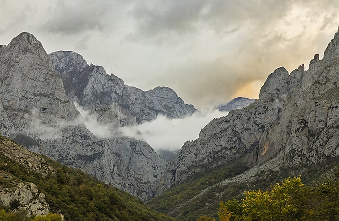 Montagnes Rocheuses avec un ciel nuageux