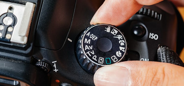 Adjusting the aperture settings on a digital camera