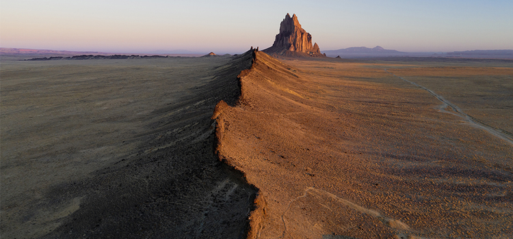 A photo of a desert landscape with a ridgeline as a leading line