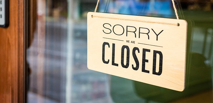 Papan tanda "Sorry, we are closed" didesain dengan font serif dan sans serif.