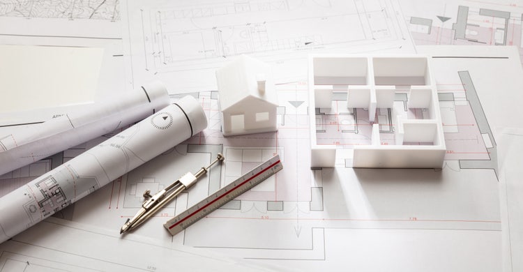 Disegni tecnici di edifici residenziali e modello architettonico, compasso e righello