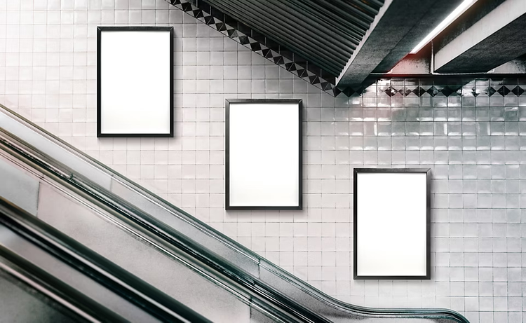 Tre cartelloni pubblicitari in formato A1 in una stazione della metropolitana