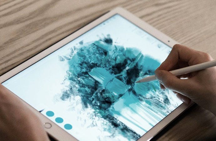 Artista digitale che si esercita a disegnare sul tablet una scena con una cascata.