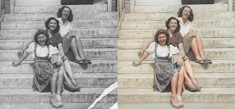 Foto prima e dopo di tre persone sedute su una scala. La foto a sinistra è in bianco e nero, mentre quella a destra è stata restaurata a colori.