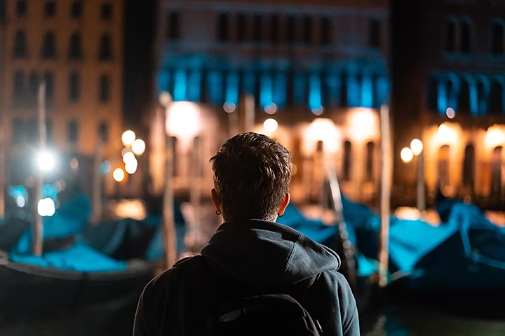 Un ragazzo ripreso di spalle a Venezia