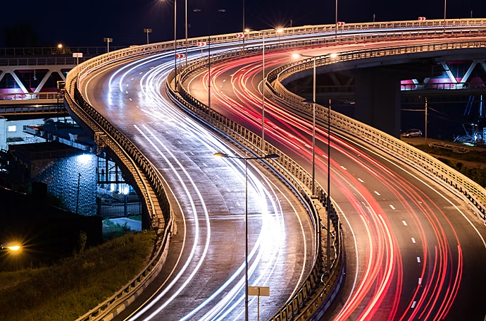 Foto notturna di strada trafficata scattata con velocità bassa