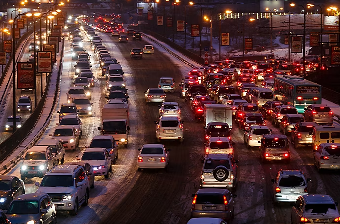 Foto notturna realizzata con velocità di otturatore elevata con macchine ben visibili