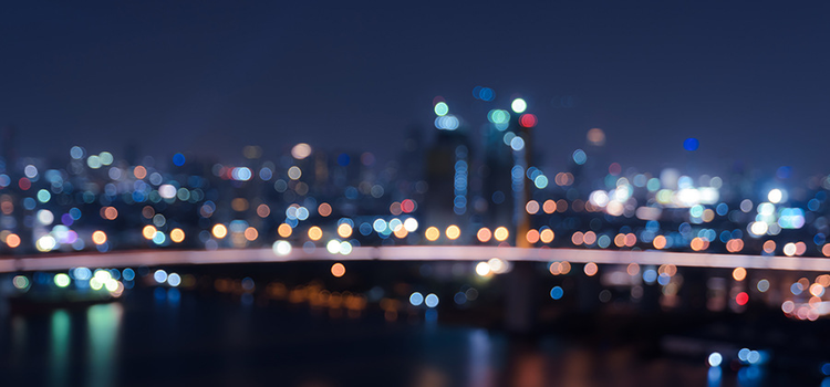 Panorama di città di notte fuori fuoco con effetto bokeh