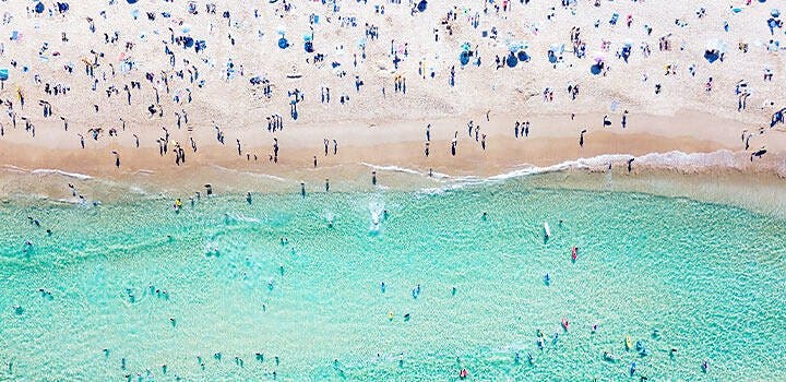 Inquadratura master di una spiaggia e del mare azzurro chiaro.