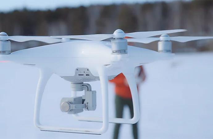 Immagine di un drone con effetto scansione lineare accanto a un’immagine senza quest’effetto.