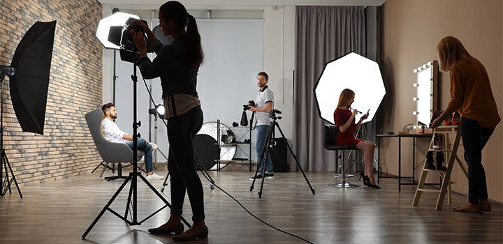 Sessione di fotografia di ritratti in studio con fotografi, modelli e assistenti.