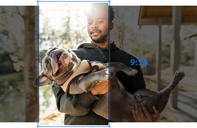 Una foto di una persona con un cane che viene ritagliata nelle proporzioni 9:16