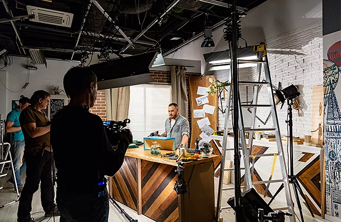 foto di 3 persone che lavorano sul set di un programma di cucina