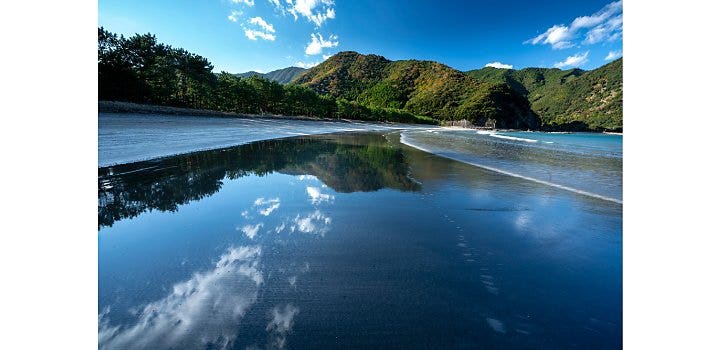 空と水のコントラストがきれいな風景写真