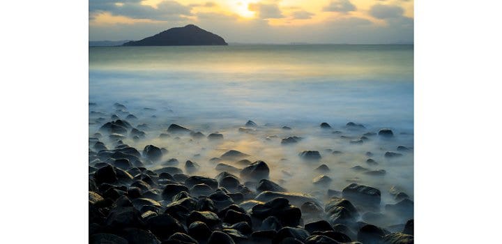 海に浮かぶ島の風景写真