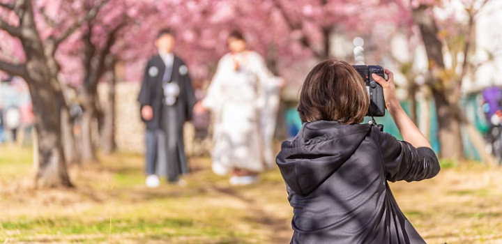 和装の夫婦を撮影するフォトグラファー