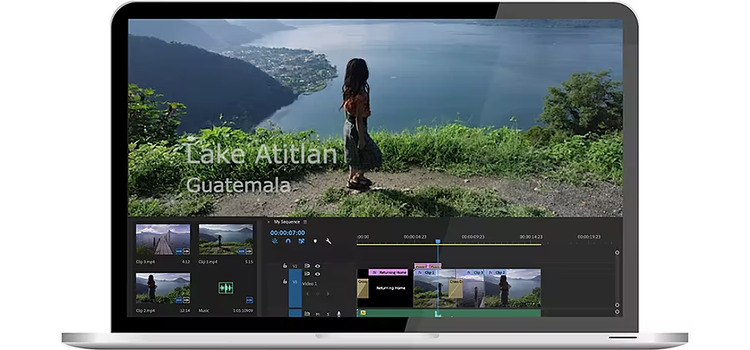 画面にAdobe Premiere Rushのビデオリバーサー機能を表示したパソコン