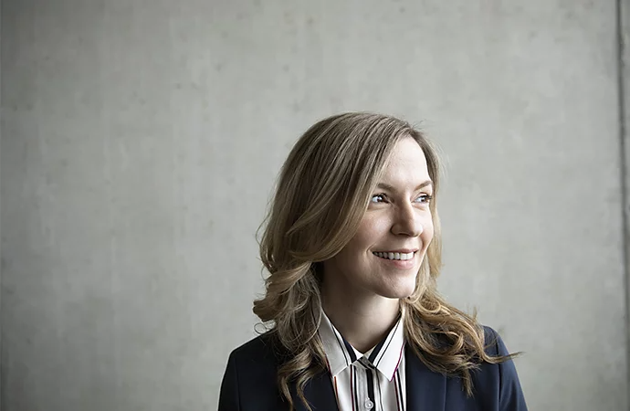 A person looking to the right and posing for a corporate headshot photo