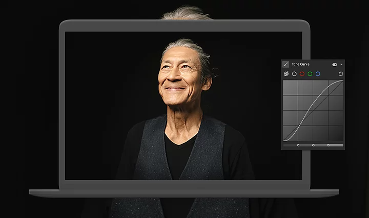 Adjusting the Tone curve of a photo on a laptop with Adobe Photoshop Lightroom