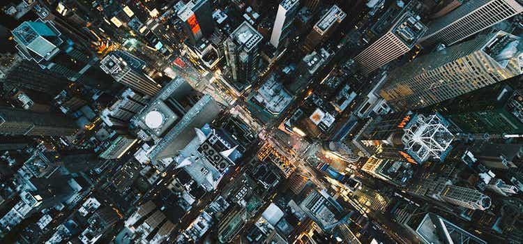 Prise de vue avec angle haut sur une ville.