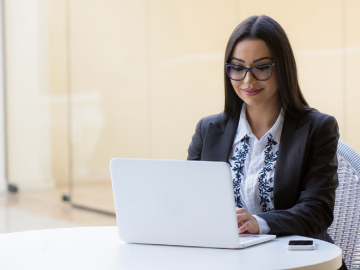 Manos de mujer usando una computadora