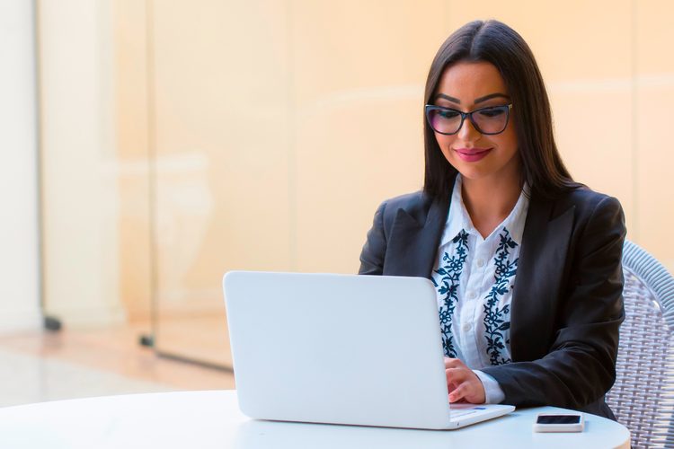 Manos de mujer usando una computadora