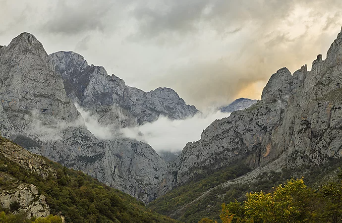 Rocky mountains with clouds rolling in that demonstrates how the f-stop function can be used to capture landscapes