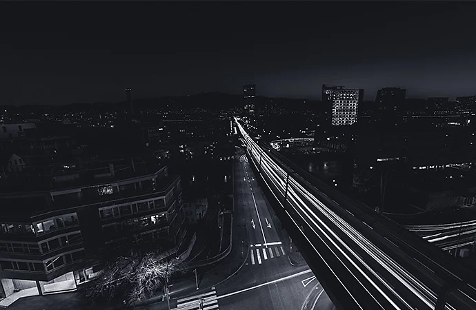 Black and white cityscape photo captured with a small aperture