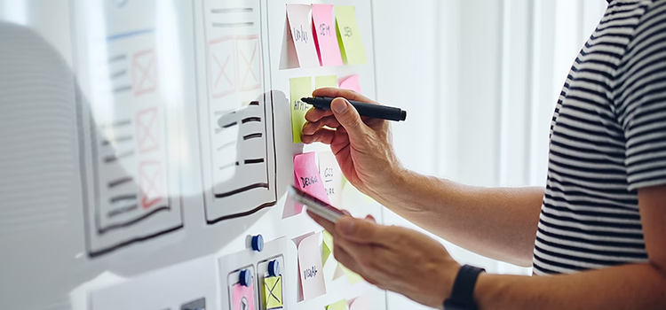 Designer digital fazendo brainstorming de ideias em um painel