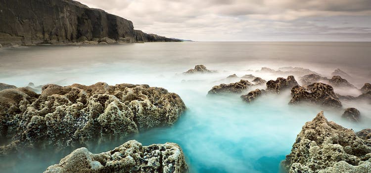 Deniz seviyesinde kıyıyı gösteren dinamik aralıklı fotoğraf.