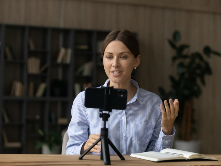 akıllı telefonunun önünde eğitim videosu kaydeden genç bir kadın fotoğrafı